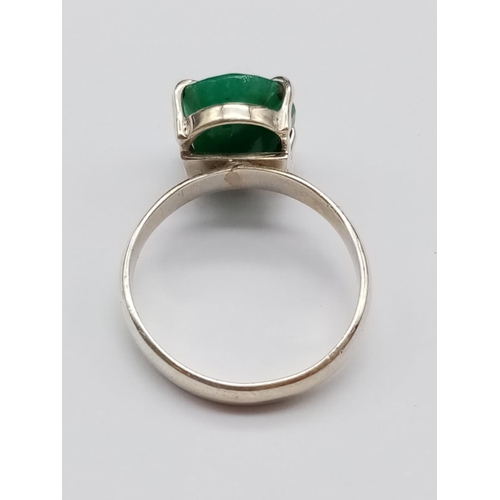 561 - A sterling silver gemstone ring set with a 7ct natural green emerald, oval cut, hallmarked, 6g total... 