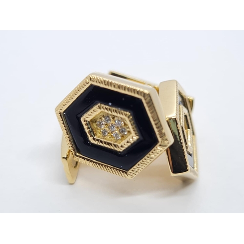 338 - DIAMOND AND BLACK ONYX CUFF LINKS ON 18K YELLOW GOLD.
17.3gms