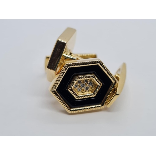 338 - DIAMOND AND BLACK ONYX CUFF LINKS ON 18K YELLOW GOLD.
17.3gms