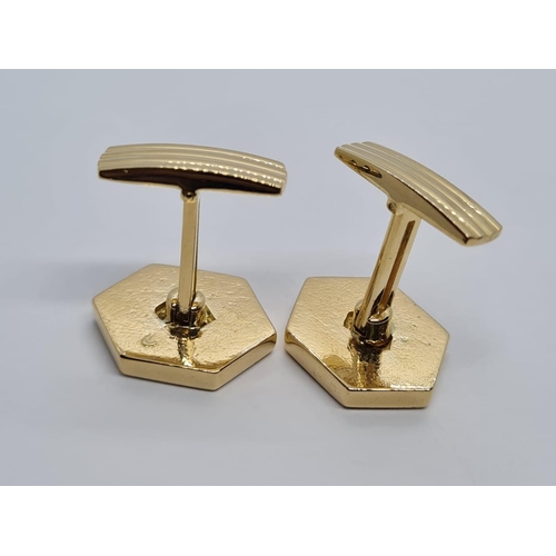 338 - DIAMOND AND BLACK ONYX CUFF LINKS ON 18K YELLOW GOLD.
17.3gms