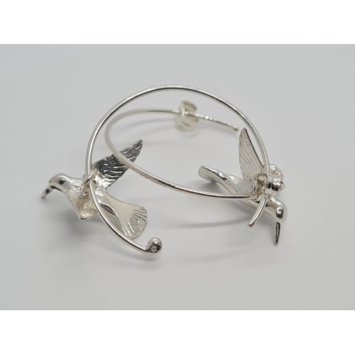 535 - PAIR OF ALEX MONROE STERLING SILVER HUMMINGBIRD HOOP EARRINGS (UNWORN)