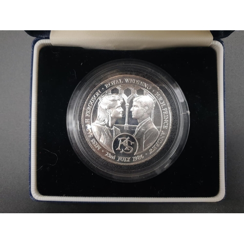 677 - STERLING SILVER PRINCE ANDREW AND SARAH FERGUSON ROYAL WEEDING COMMEMORATIVE PROOF COIN 37G