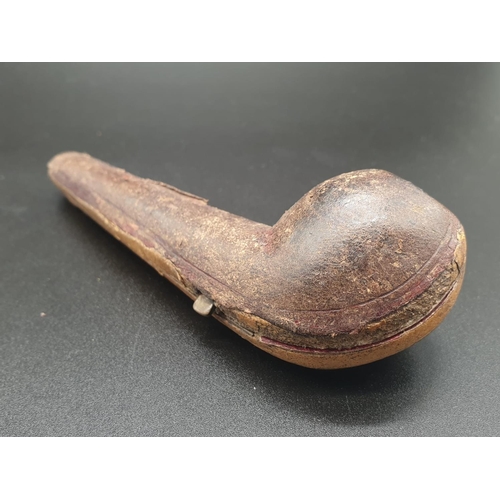 699 - AN ANTIQUE FRENCH PIPE IN ITS ORIGINAL LEATHER CASE . 13cms in length A/F