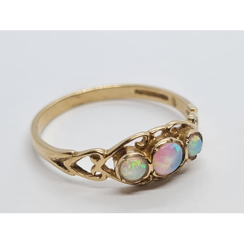 96 - 9K VINTAGE YELLOW GOLD 3 STONE OPAL RING WEIGHT 1.5G SIZE O