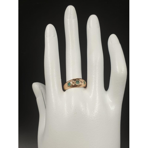 104 - 18K YELLOW GOLD VINTAGE 3 EMERALD SET GYPSY STYLE RING WEIGHT 2.3G SIZE N (1 stone missing)