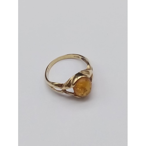 959 - 9k Yellow Gold Amber Ring. Size P.
2.38g