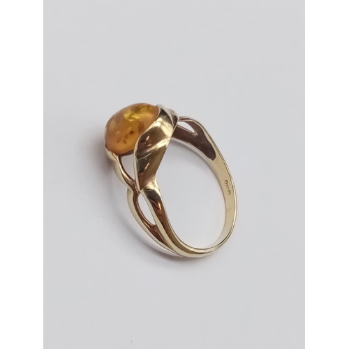 959 - 9k Yellow Gold Amber Ring. Size P.
2.38g