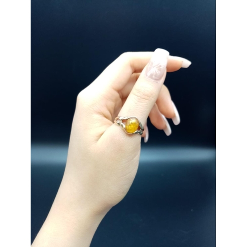 959 - 9k Yellow Gold Amber Ring. Size P.
2.38g