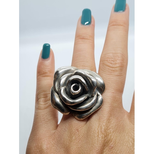 665 - STERLING SILVER FLOWER DESIGN VINTAGE RING WEIGHT 8.4G SIZE M