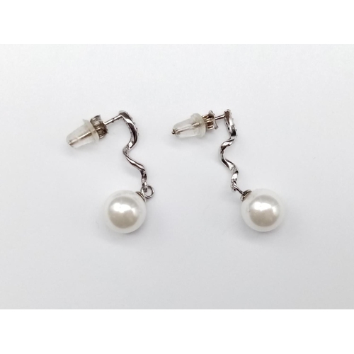 971 - Sterling Silver and Pearl Drop Earrings in a presentation box. 2g