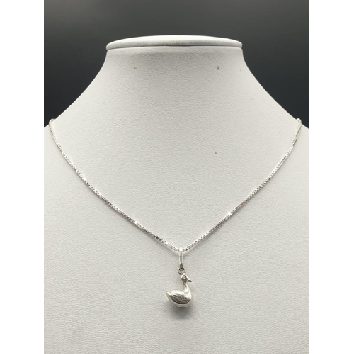 318 - STERLING SILVER BOX CHAIN WITH DUCK PENDANT, WEIGHT 4.7G AND 42CM LONG CHAIN