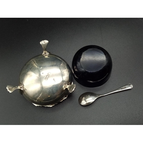 992 - Vintage Silver Salt Server with Spoon.
silver weight - 42g. 5cm diameter.