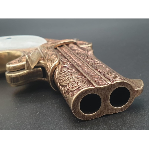 719 - Double Barrelled Derringer Replica Gun - Circa 1860.
Dry firing action with safety catch. As new. 12... 