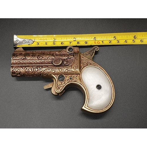 719 - Double Barrelled Derringer Replica Gun - Circa 1860.
Dry firing action with safety catch. As new. 12... 