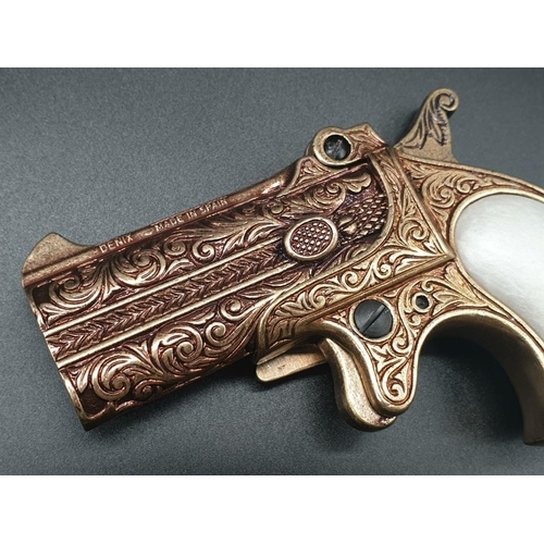 719 - Double Barrelled Derringer Replica Gun - Circa 1860.
Dry firing action with safety catch. As new. 12... 