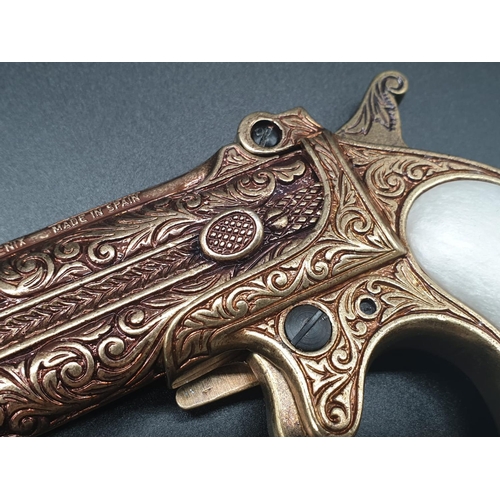 719 - Double Barrelled Derringer Replica Gun - Circa 1860.
Dry firing action with safety catch. As new. 12... 