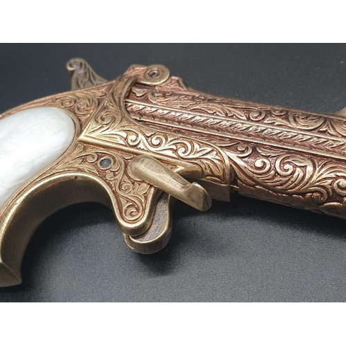 719 - Double Barrelled Derringer Replica Gun - Circa 1860.
Dry firing action with safety catch. As new. 12... 