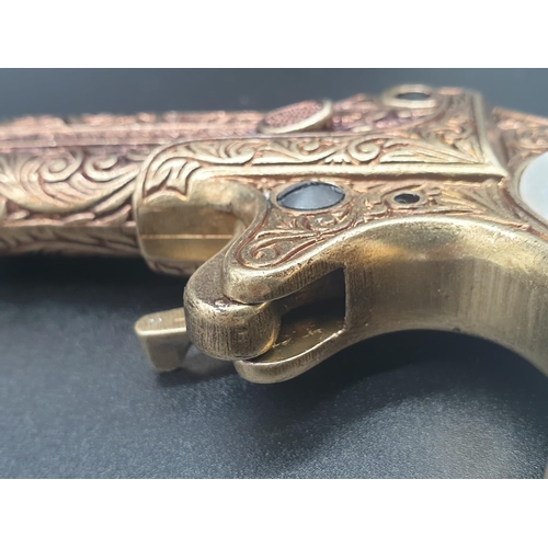 719 - Double Barrelled Derringer Replica Gun - Circa 1860.
Dry firing action with safety catch. As new. 12... 