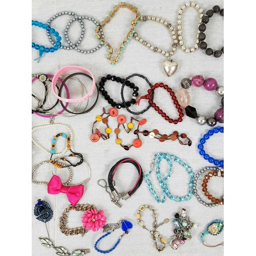 775 - Mixed bag of custom jewellery