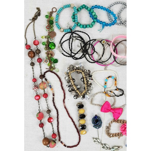 775 - Mixed bag of custom jewellery