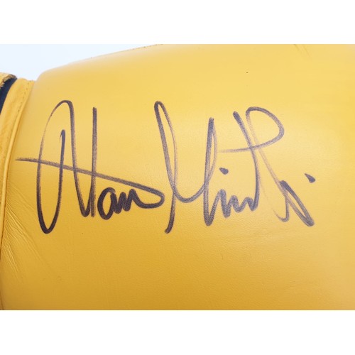 537 - Former World Middleweight Boxing Champion Alan Minter - Signed Glove.