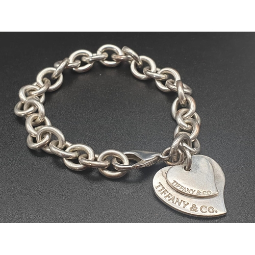328 - Silver Bracelet with Two Tiffany Heart Charms. 18cm.
31g total weight.
