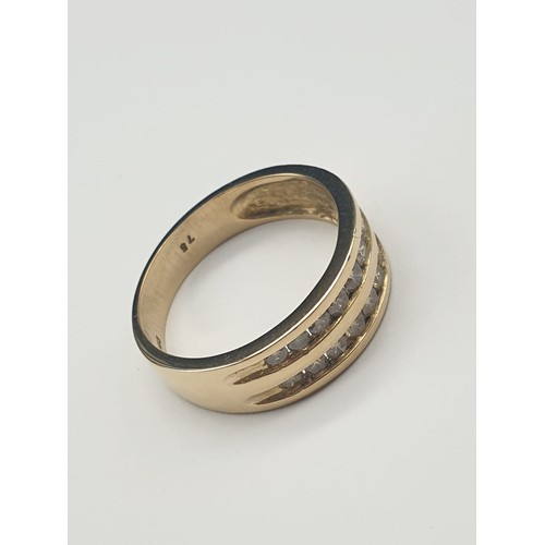 303 - 18K Yellow Gold Two-Row Diamond Ring. 0.75 Carats.
4.5g. Size P.