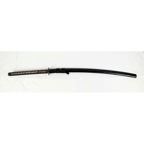 277 - A QUALITY SAMURAI SWORD WITH SHARK OR STINGRAY SKIN (SHAGREEN) HANDLE AND SUBTLE DECORATION ON THE S... 