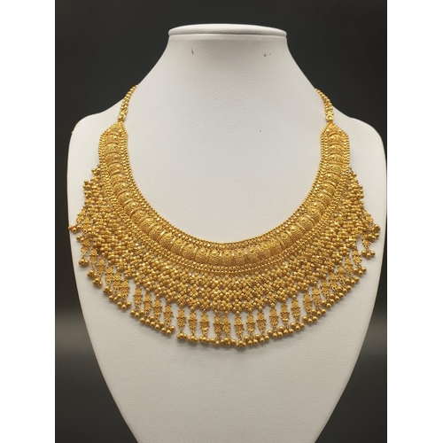 20 - An impressive Asian set of 22k yellow gold choker necklace and drop earrings. Earring length 70mm. N... 