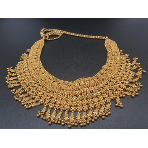 20 - An impressive Asian set of 22k yellow gold choker necklace and drop earrings. Earring length 70mm. N... 