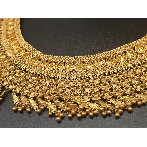 20 - An impressive Asian set of 22k yellow gold choker necklace and drop earrings. Earring length 70mm. N... 