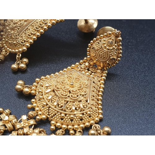 20 - An impressive Asian set of 22k yellow gold choker necklace and drop earrings. Earring length 70mm. N... 