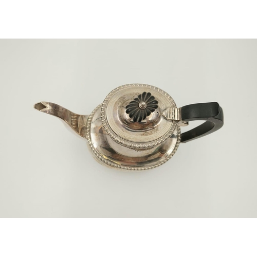 49 - An Antique Silver Daniel and John Wellby Tea Pot.
Hallmarks for London 1904. 21cm tall. Note! The li... 