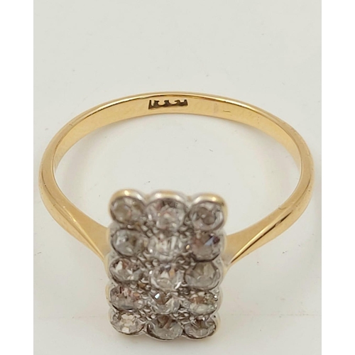 190 - A Beautiful Vintage 18K Yellow Gold Rectangular Diamond Ring. 15 Diamonds in total. Size Q. 2.9g
.5c... 