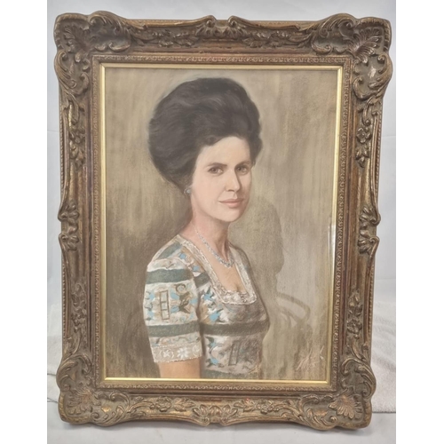 367 - A Vintage pastels on Canvas Portrait of a Beautiful Woman.
Comes in an elaborate (very expensive) gi... 