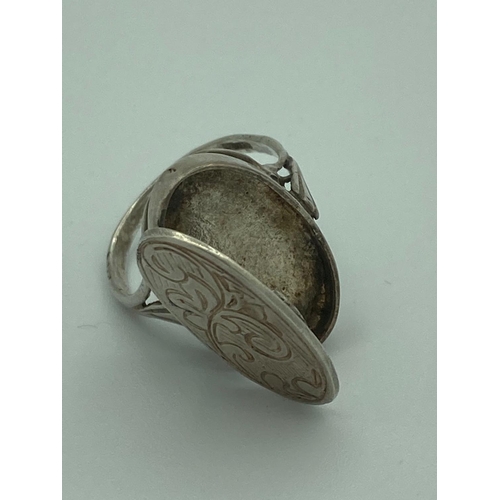 104 - ANTIQUE SILVER ‘poison’ ring having concealed   Secret Opening compartment beneath engraved foliate ... 