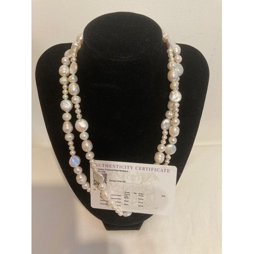 231 - Long pearl necklace having cultured pearls From the genuine gemstone company.Complete with a certifi... 