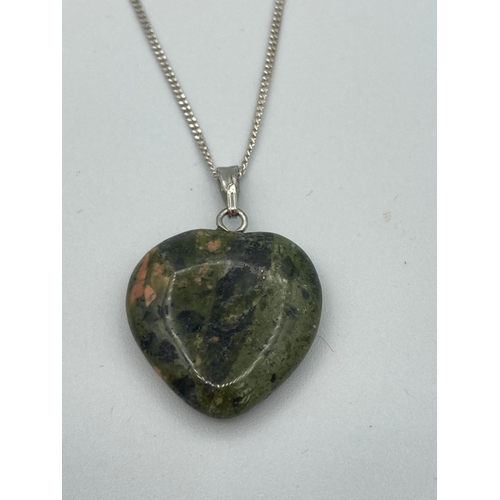 364 - Polished Agate pendant mounted on a fine SILVER chain.
Silver chain 44 cm approx.