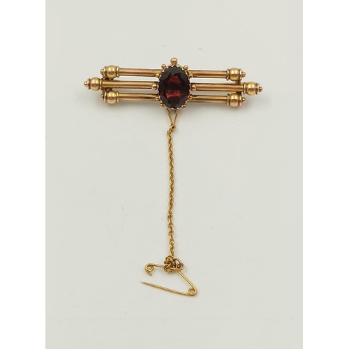 87 - A Vintage 9K Yellow Gold Three-Bar Garnet Brooch.
5cm. 4.47g.