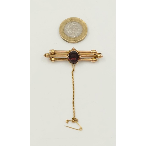 87 - A Vintage 9K Yellow Gold Three-Bar Garnet Brooch.
5cm. 4.47g.