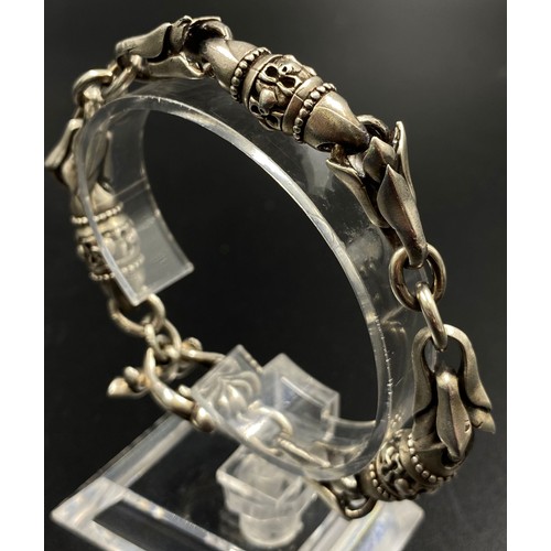 372 - Fancy silver bracelet, weighs 61.2 grams, 23cm in length