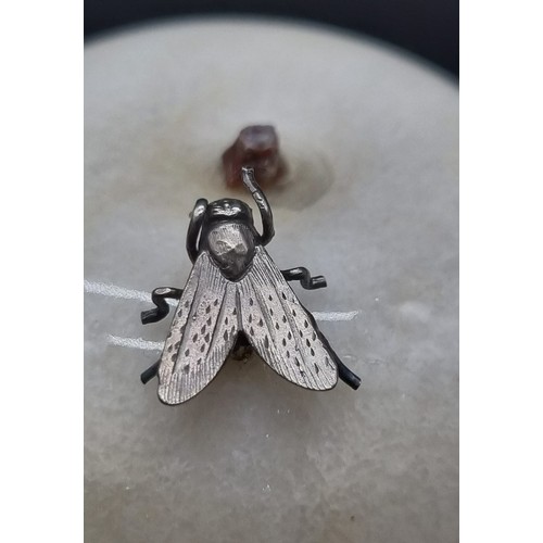 286 - A Solid Silver House-Fly Resting on a White Hardstone
Apple Paperweight. An extraordinary piece. 6 x... 