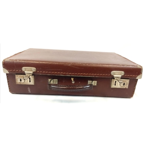 730 - A 1950'S CHILDRENS SUIT CASE WITH CHENEY LOCKS .
40 X 26 x10cms.  a/f