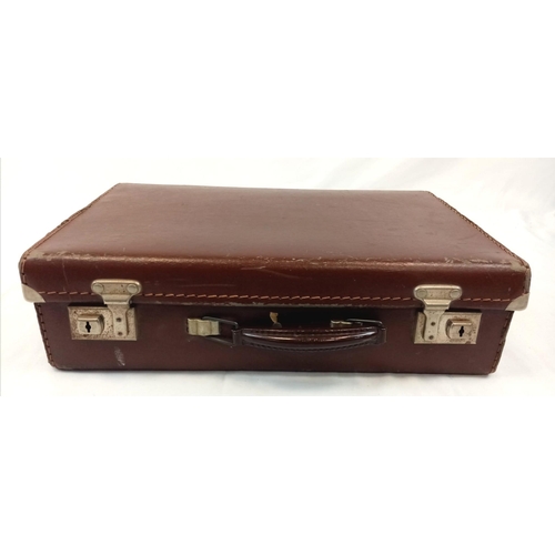 730 - A 1950'S CHILDRENS SUIT CASE WITH CHENEY LOCKS .
40 X 26 x10cms.  a/f