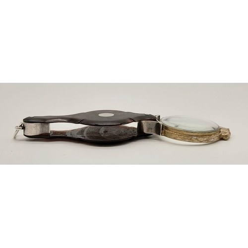 740 - A Victorian magnifying glass with tortoise shell covers. length: 6.8 cm.