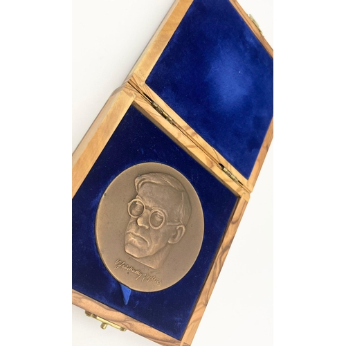 741 - A Large Israeli Government State Bronze Medal. Comes in original presentation box. 7cm diameter.