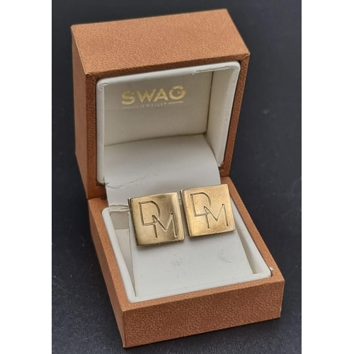 59 - A 9 K yellow pair of cufflinks, engraved DM. Weight: 12.16 g. In a presentation box.