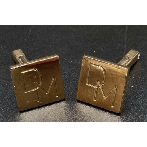 59 - A 9 K yellow pair of cufflinks, engraved DM. Weight: 12.16 g. In a presentation box.