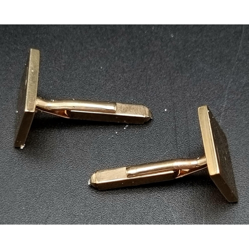 59 - A 9 K yellow pair of cufflinks, engraved DM. Weight: 12.16 g. In a presentation box.