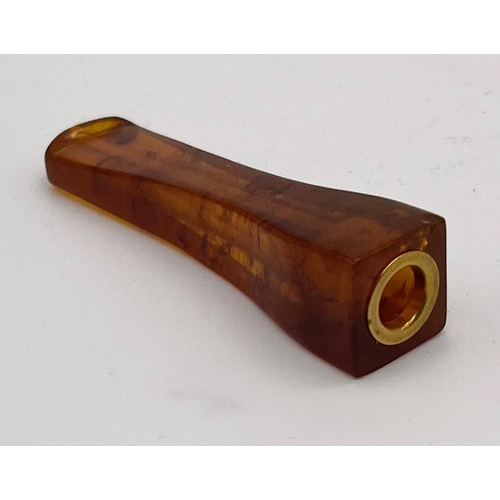 43 - An Art Deco cigarette smoking pipe made of Baltic amber with an 18 K yellow gold inlet ring. Length:... 